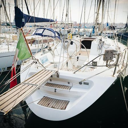 Sleep In Boat Hotel Катания Екстериор снимка