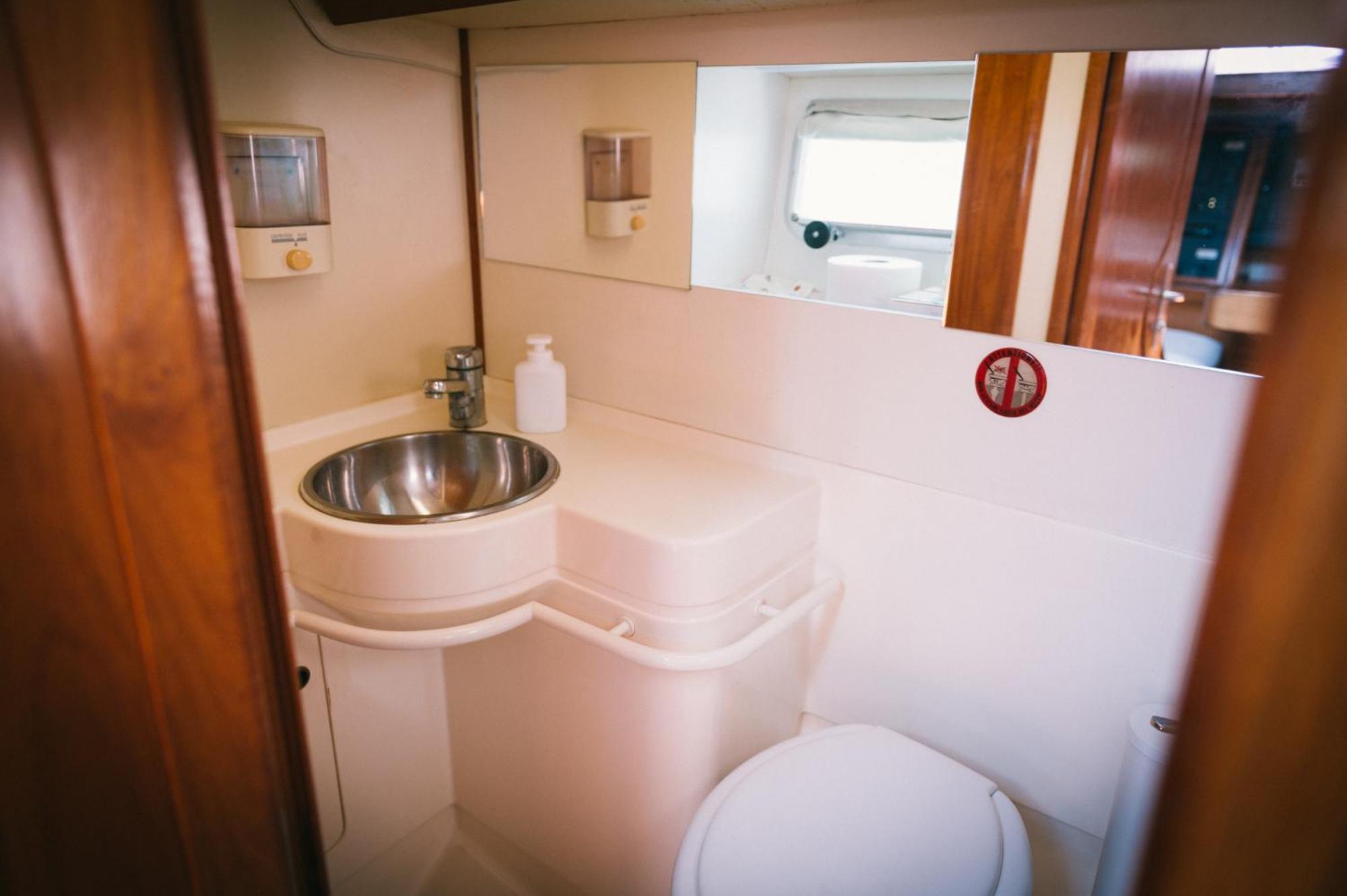 Sleep In Boat Hotel Катания Екстериор снимка